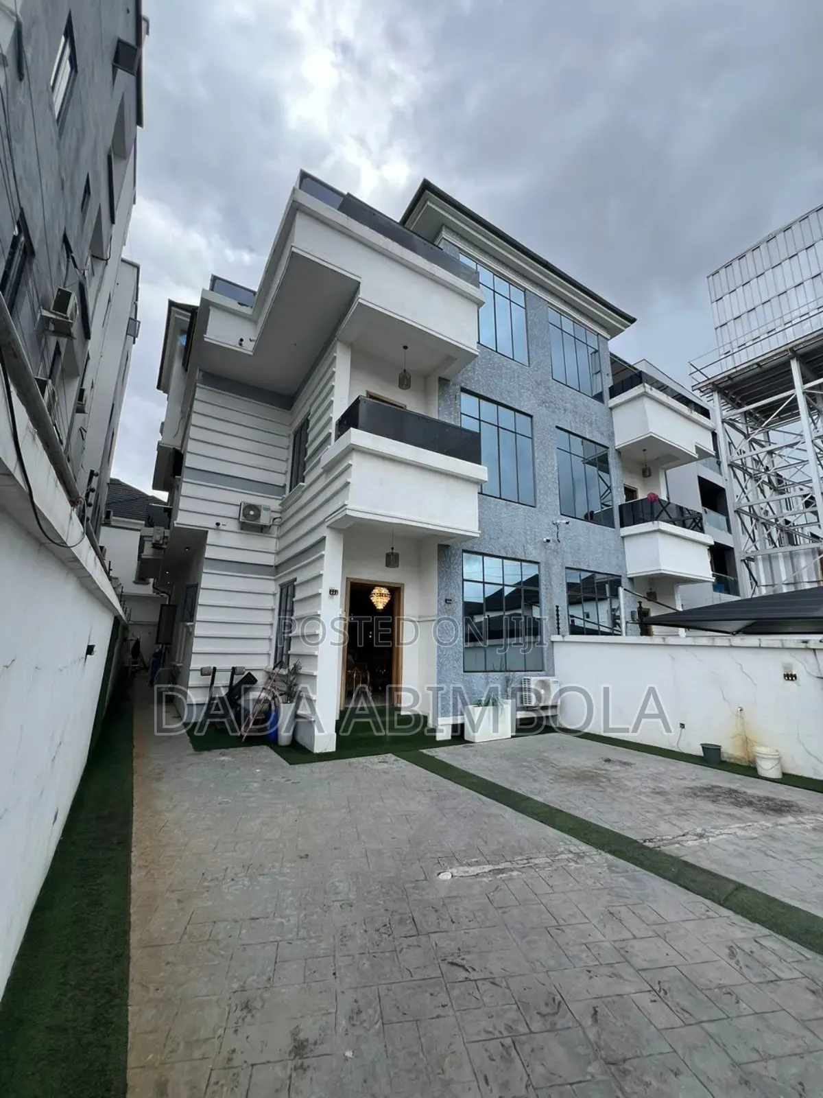 5bdrm Duplex in Chevron for rent in Chevron