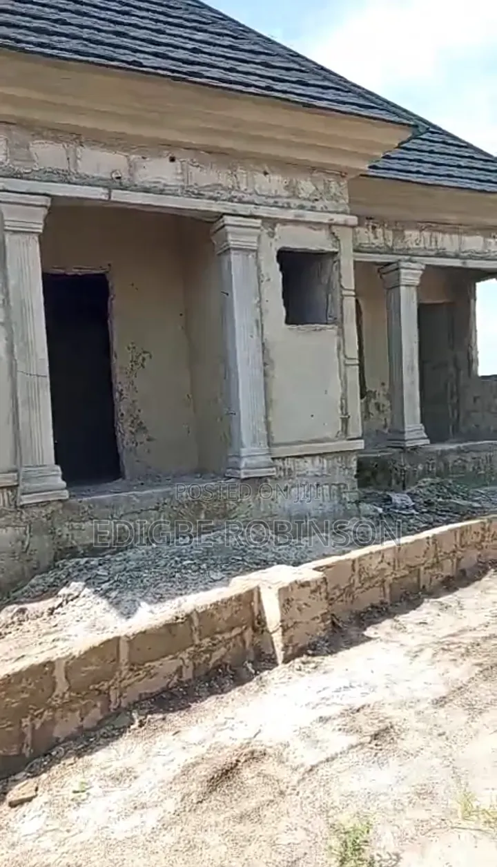 6bdrm Block of Flats in Urughelli Estate, Ugheli for sale in Ugheli