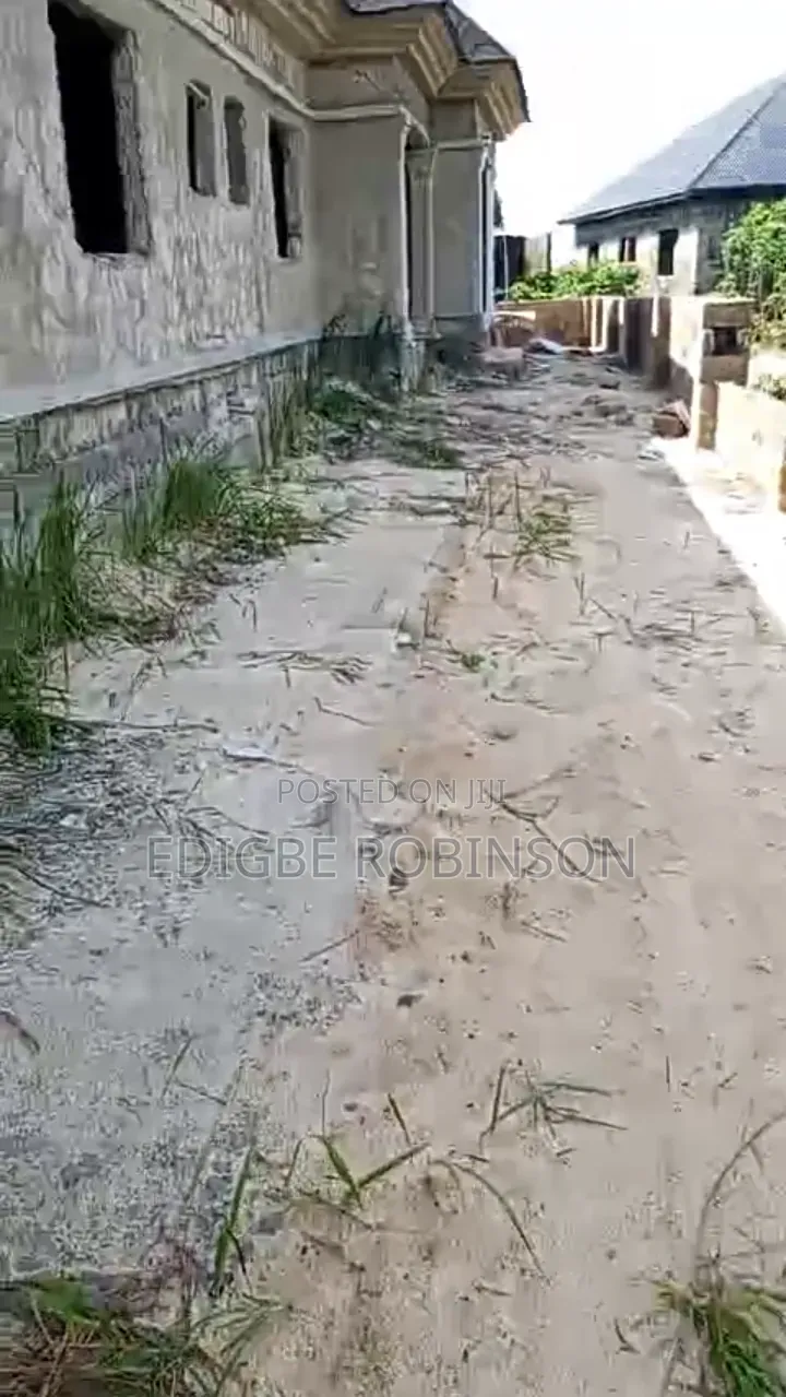 6bdrm Block of Flats in Urughelli Estate, Ugheli for sale in Ugheli