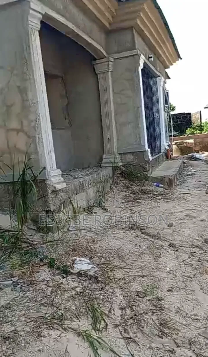 6bdrm Block of Flats in Urughelli Estate, Ugheli for sale in Ugheli