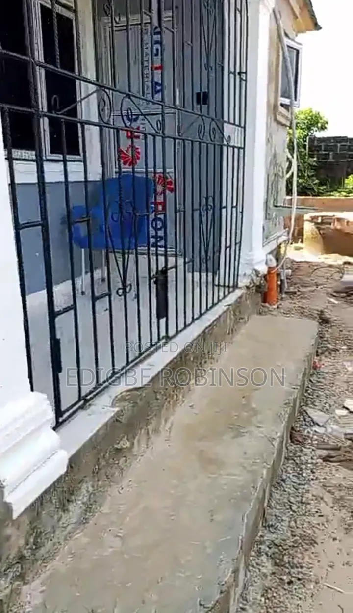 6bdrm Block of Flats in Urughelli Estate, Ugheli for sale in Ugheli