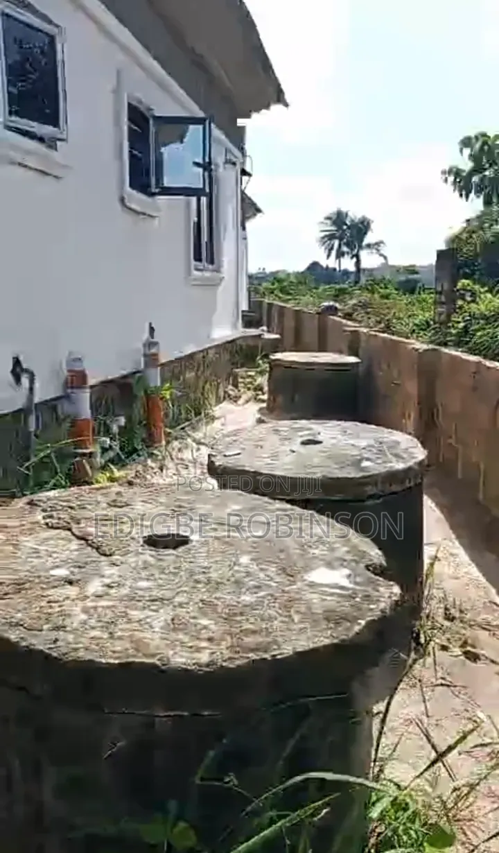 6bdrm Block of Flats in Urughelli Estate, Ugheli for sale in Ugheli