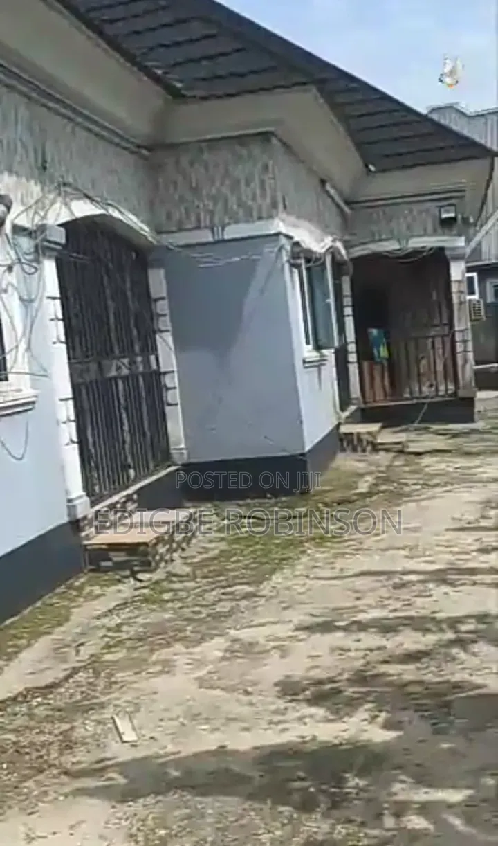 5bdrm Bungalow in Ugbokodo Estate, Warri for sale in Warri