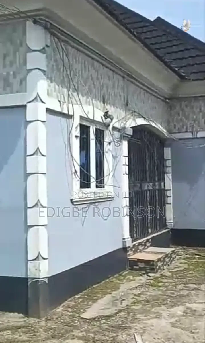 5bdrm Bungalow in Ugbokodo Estate, Warri for sale in Warri