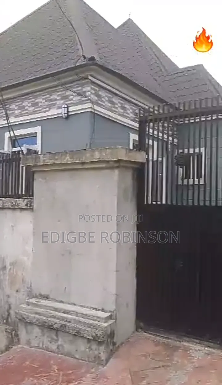 8bdrm Bungalow in Coconut Estate, Warri for sale in Warri