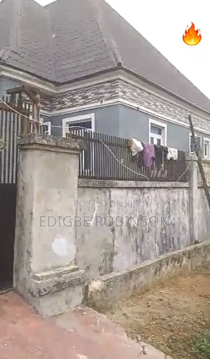 8bdrm Bungalow in Coconut Estate, Warri for sale in Warri