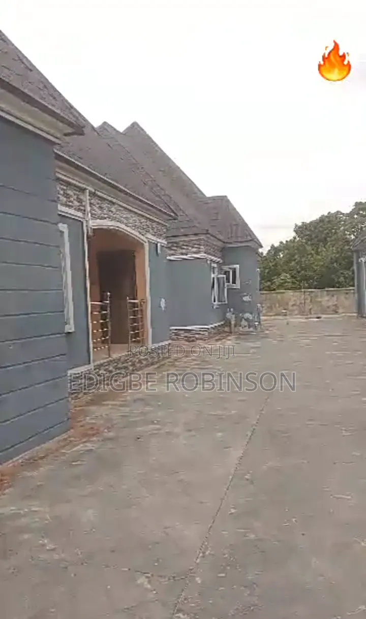 8bdrm Bungalow in Coconut Estate, Warri for sale in Warri