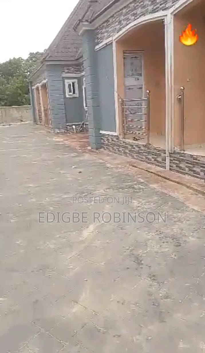 8bdrm Bungalow in Coconut Estate, Warri for sale in Warri