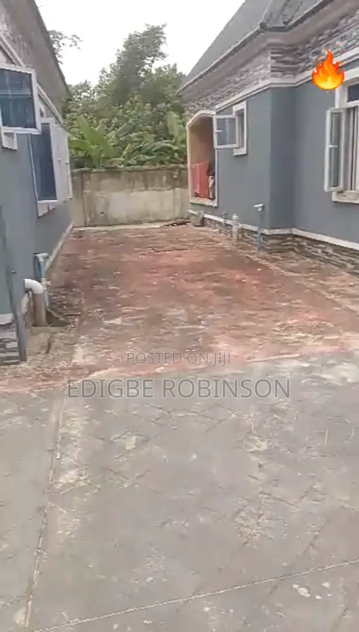 8bdrm Bungalow in Coconut Estate, Warri for sale in Warri
