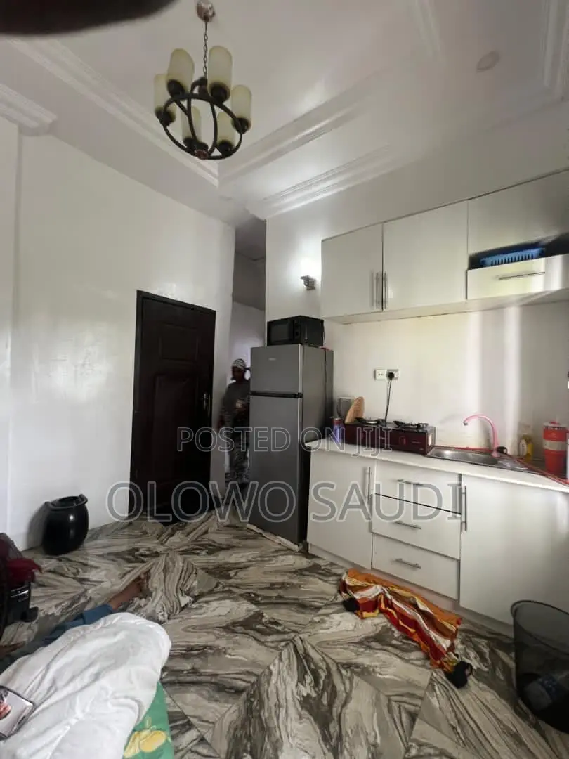 Mini Flat in Chevron for rent in Chevron