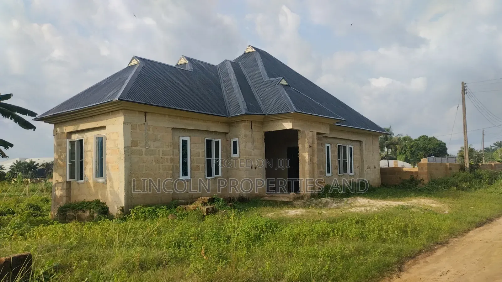3bdrm Bungalow in Stadium Road 🏟️ Uyo for sale in Uyo