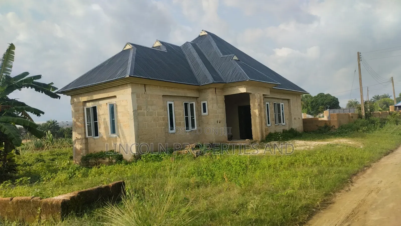 3bdrm Bungalow in Stadium Road 🏟️ Uyo for sale in Uyo
