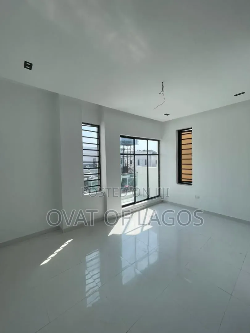 4bdrm Duplex in Ikota for sale in Ikota