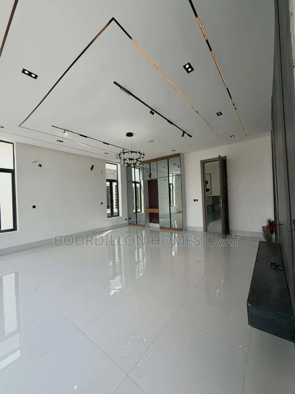 4bdrm Duplex in Chevron Toll Gate for sale in Chevron