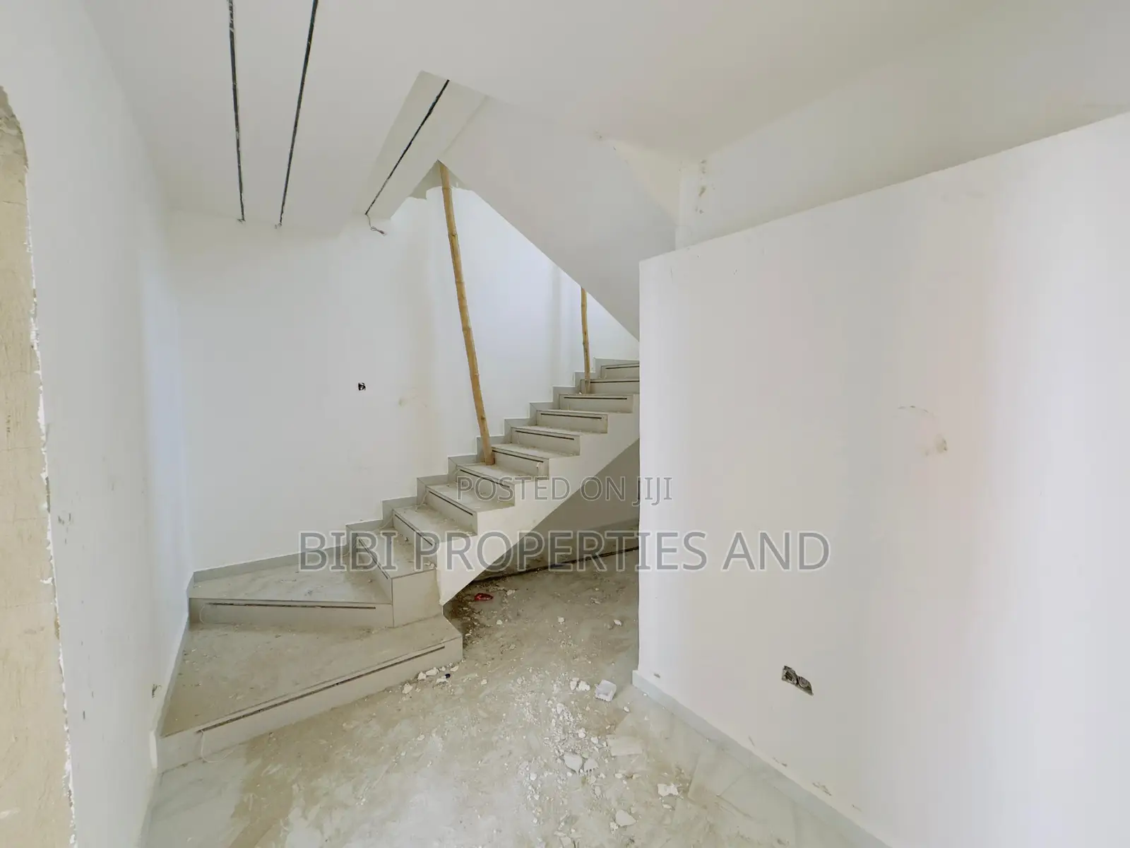 4bdrm Townhouse/Terrace in Utako for sale in Utako