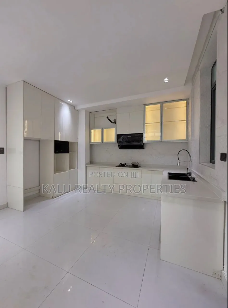 3bdrm Apartment in Ikate for sale in Ikate-Elegushi
