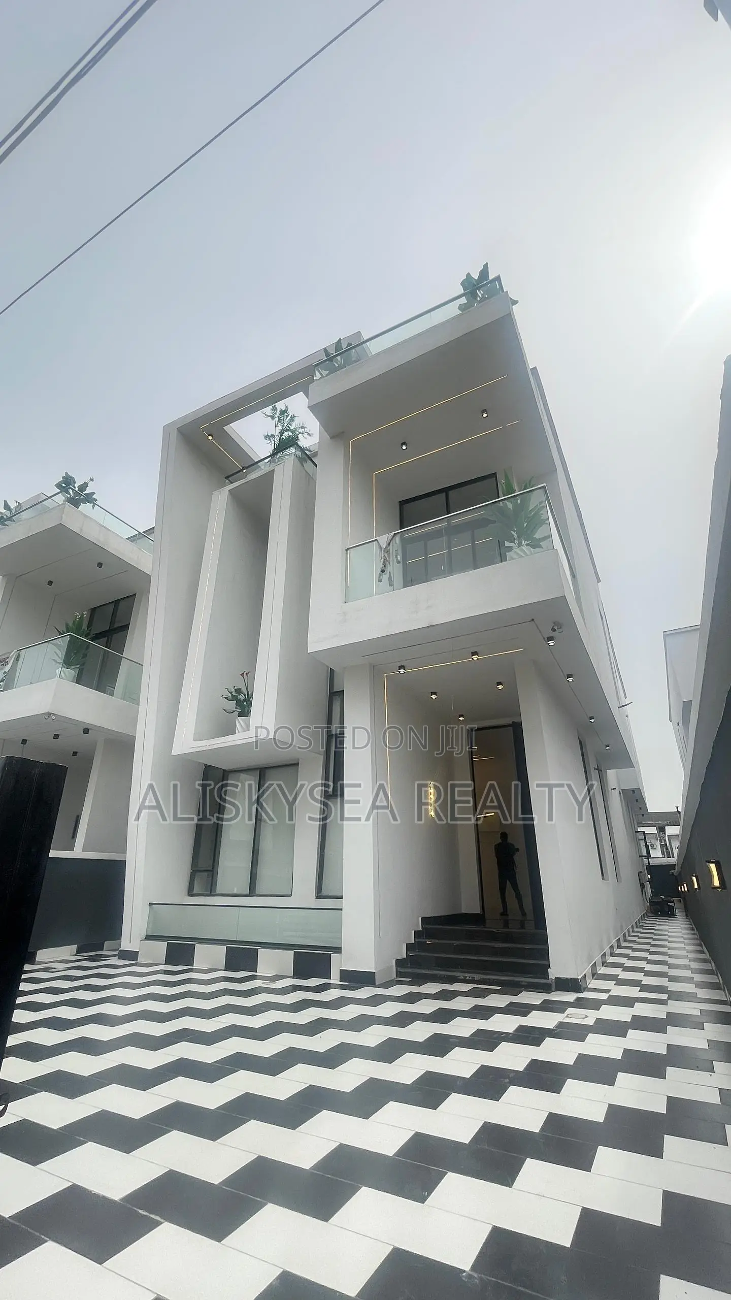5bdrm Duplex in Chevron for sale in Chevron