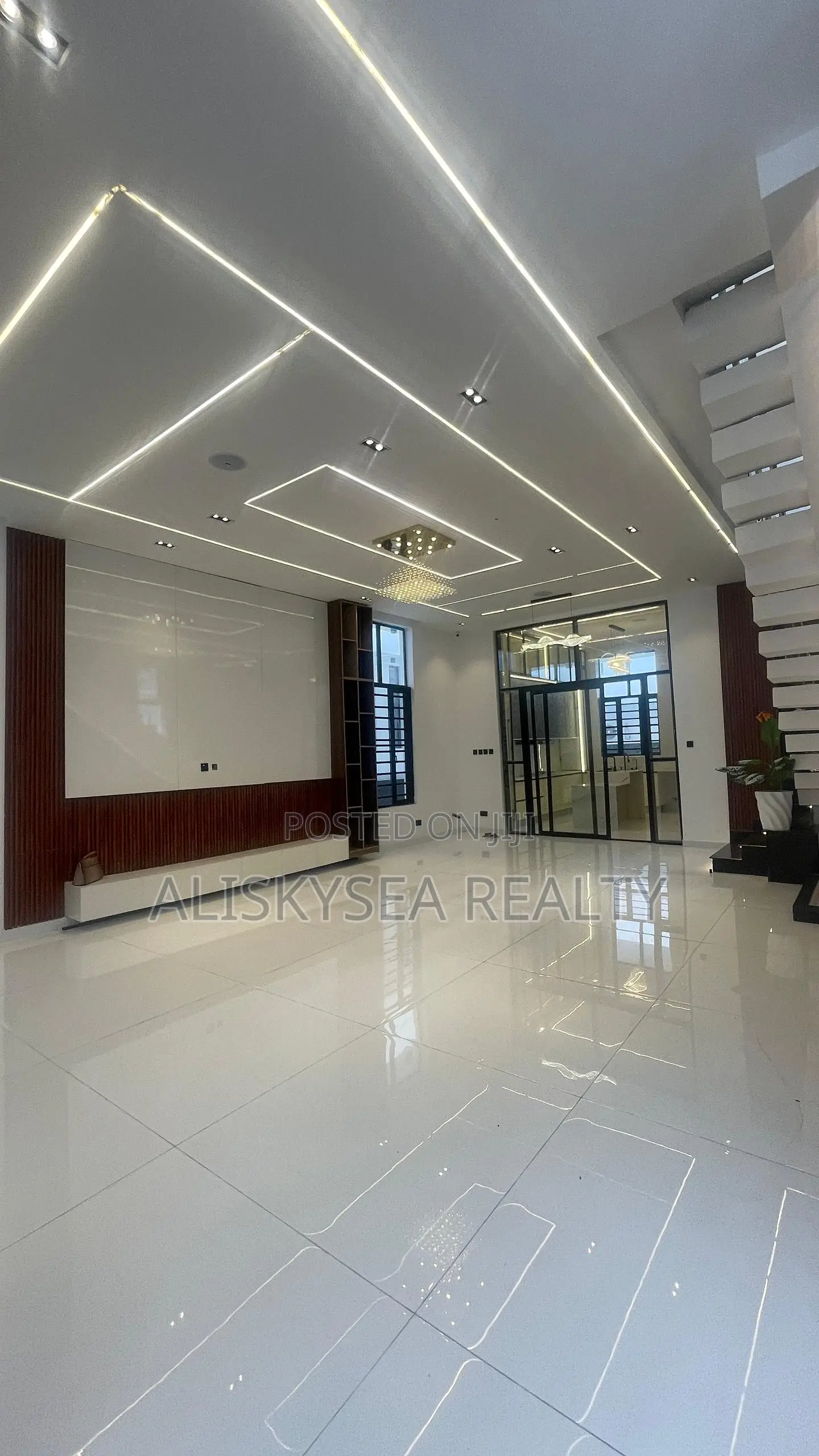 5bdrm Duplex in Chevron for sale in Chevron