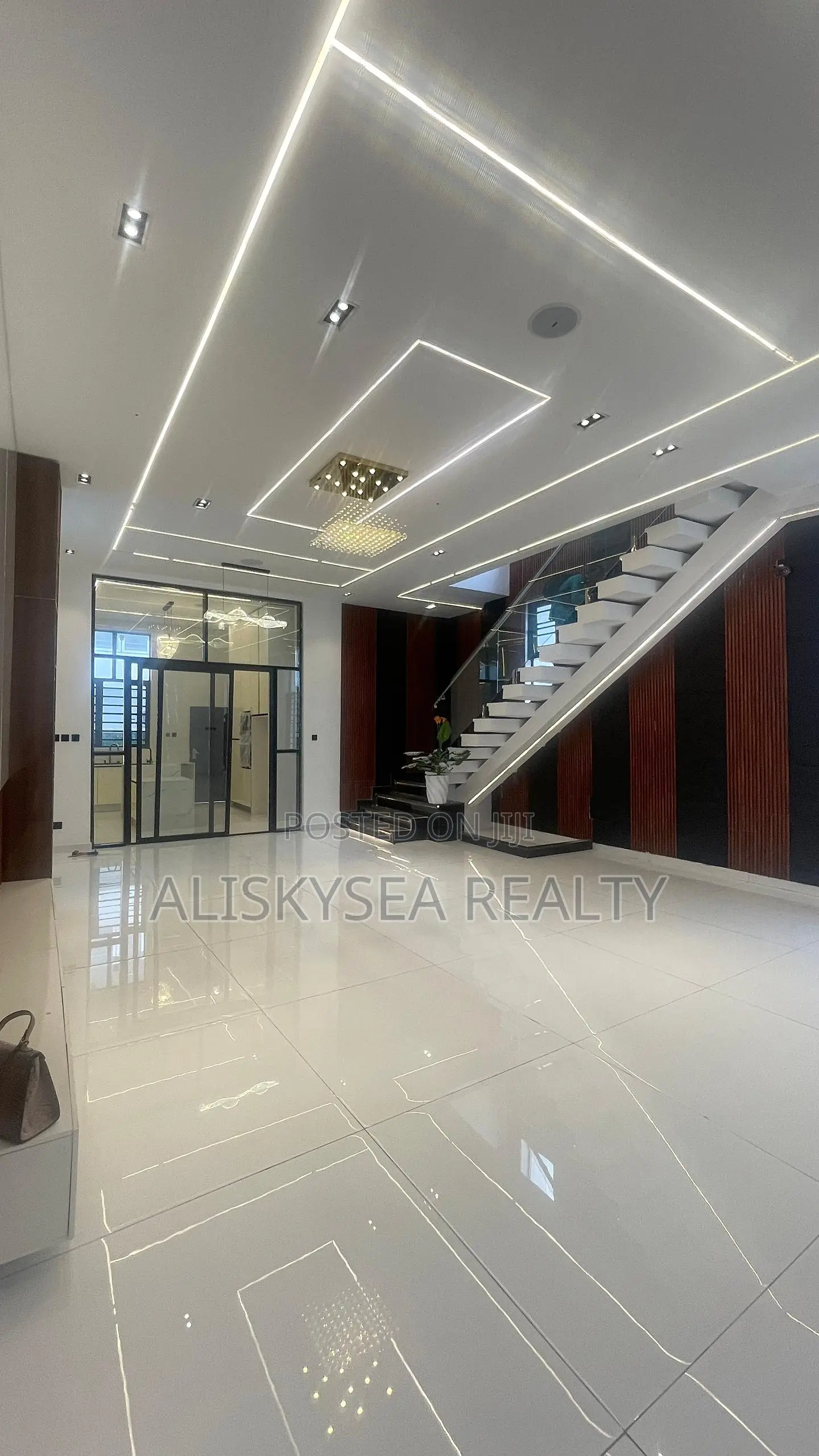5bdrm Duplex in Chevron for sale in Chevron