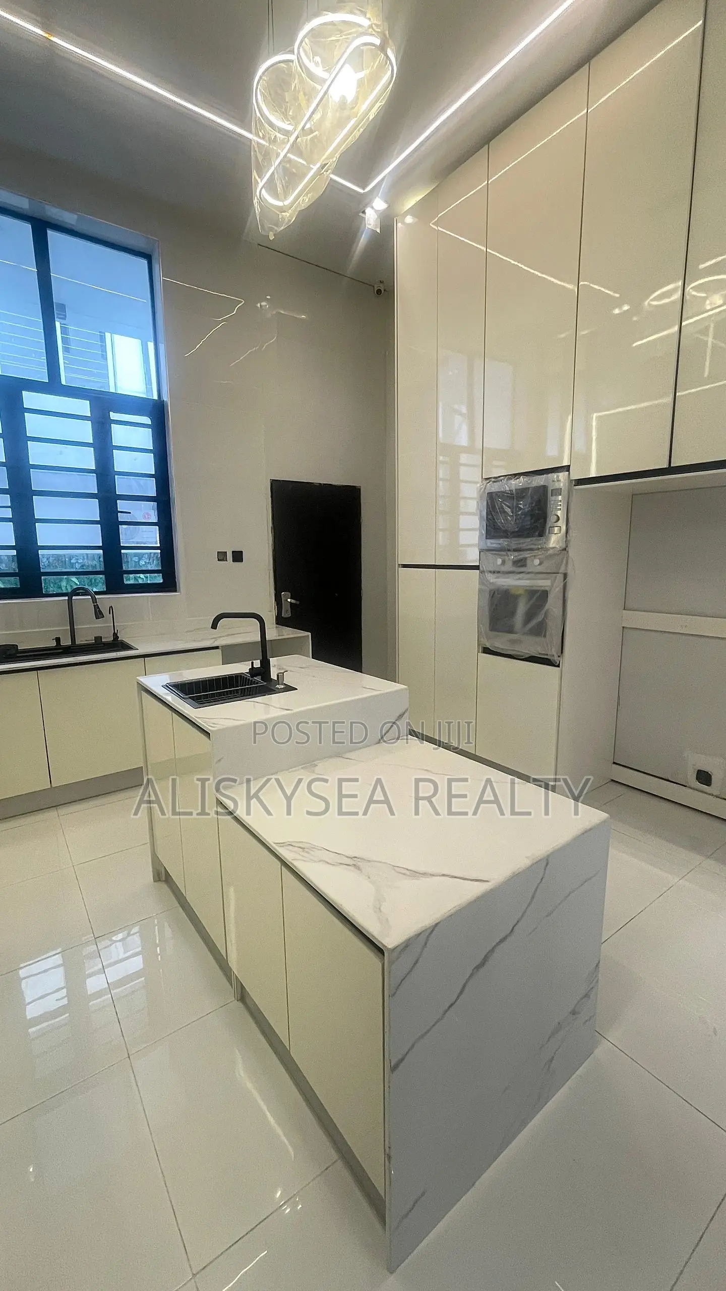 5bdrm Duplex in Chevron for sale in Chevron