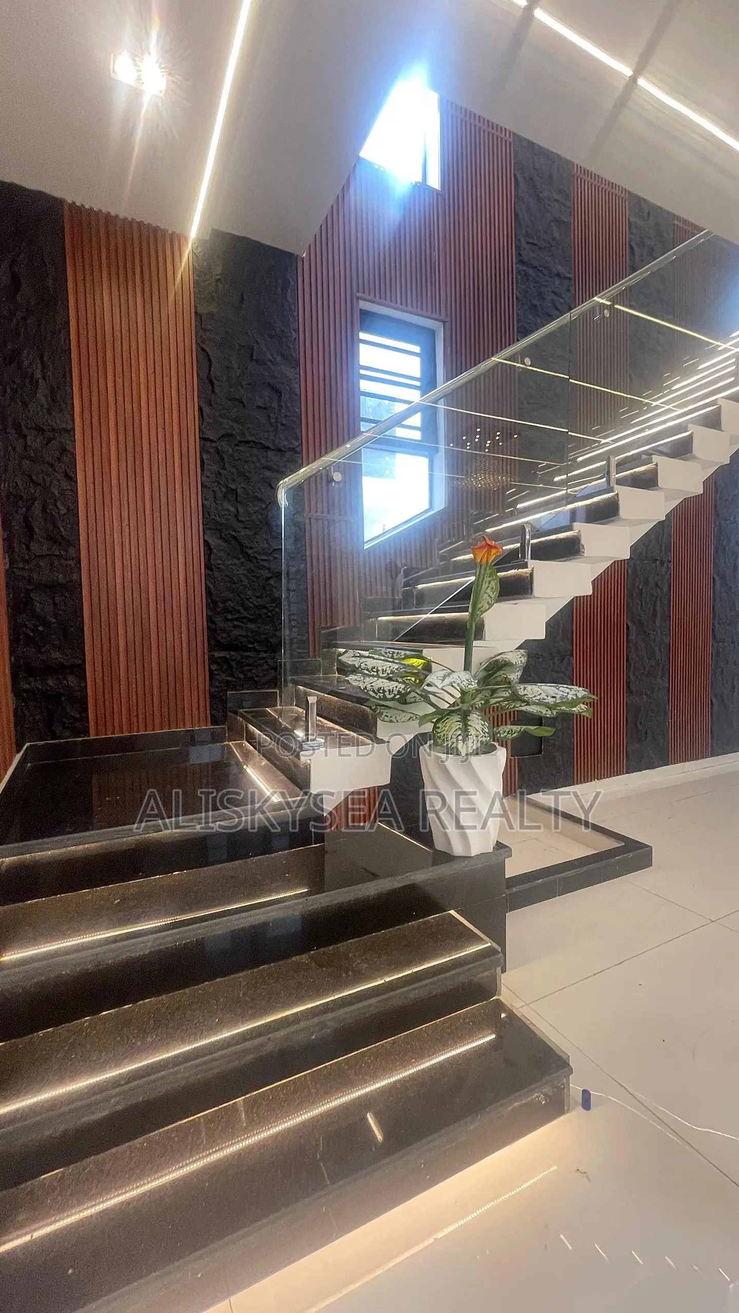 5bdrm Duplex in Chevron for sale in Chevron