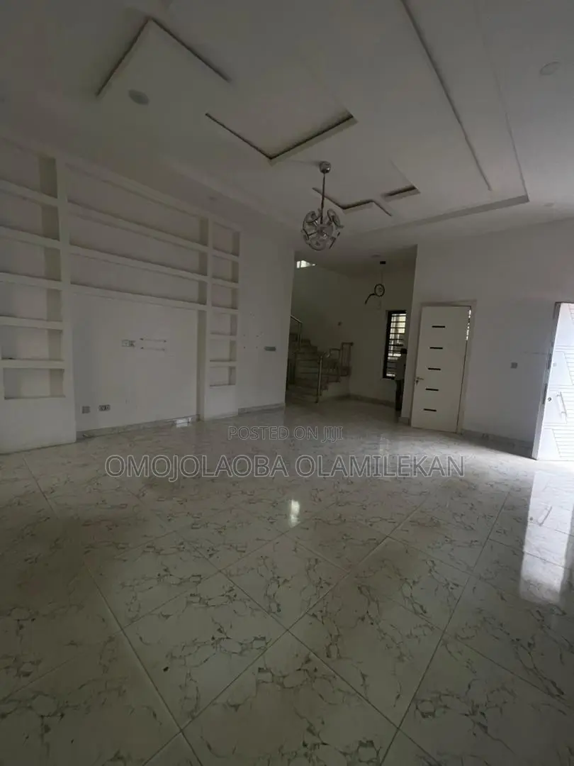 5bdrm Duplex in Chevron for rent in Chevron