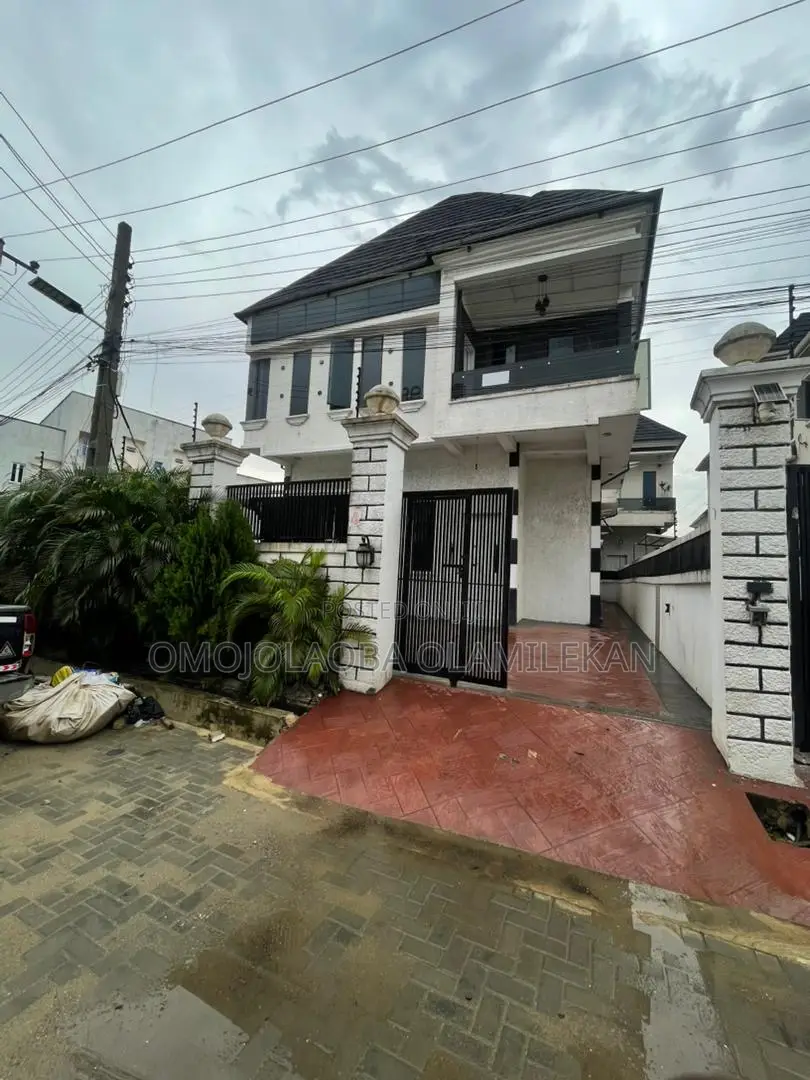 5bdrm Duplex in Chevron for rent in Chevron
