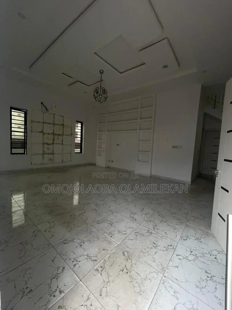 5bdrm Duplex in Chevron for rent in Chevron