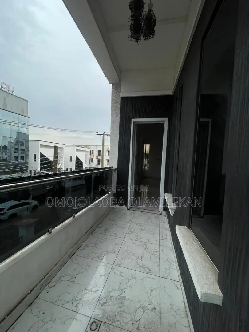 5bdrm Duplex in Chevron for rent in Chevron