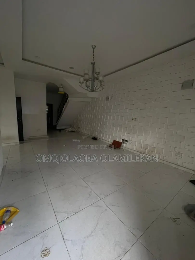 4bdrm Duplex in Chevron for rent in Chevron
