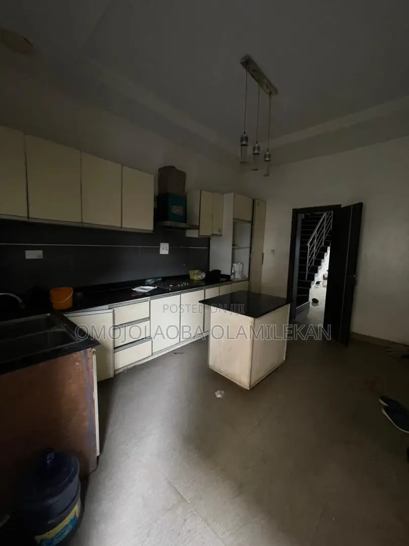 4bdrm Duplex in Chevron for rent in Chevron