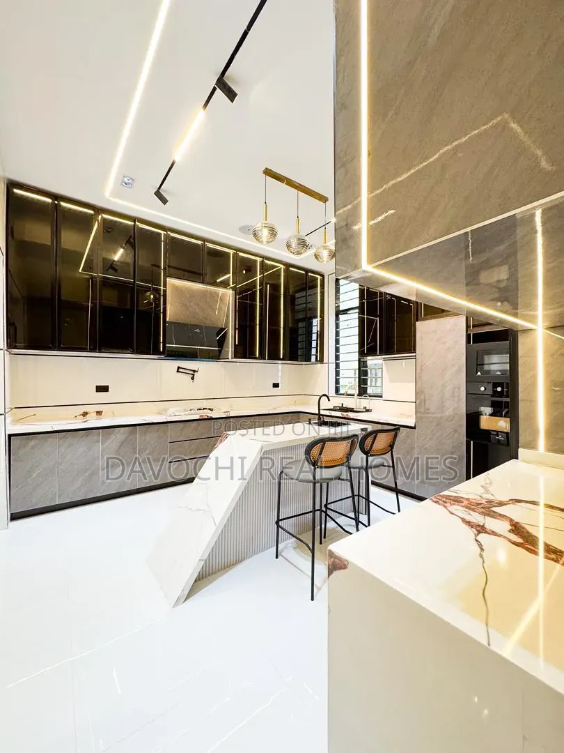 5bdrm Duplex in Chevron for sale in Chevron