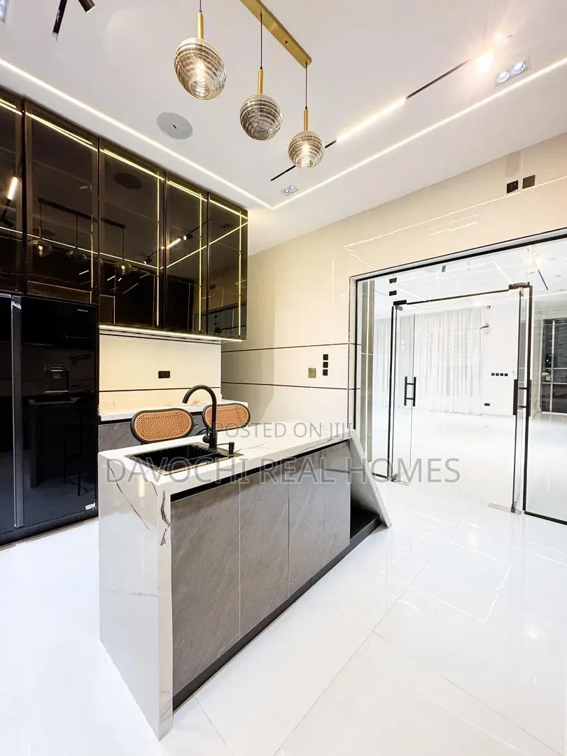 5bdrm Duplex in Chevron for sale in Chevron