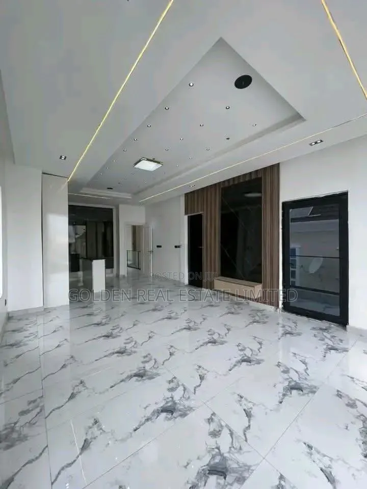 5bdrm Duplex in Ikota for sale in Ikota