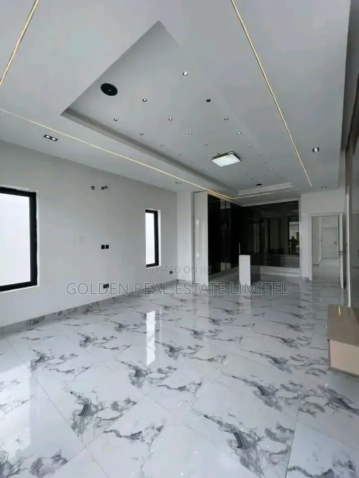 5bdrm Duplex in Ikota for sale in Ikota