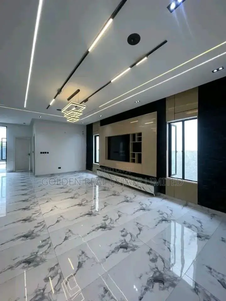 5bdrm Duplex in Ikota for sale in Ikota