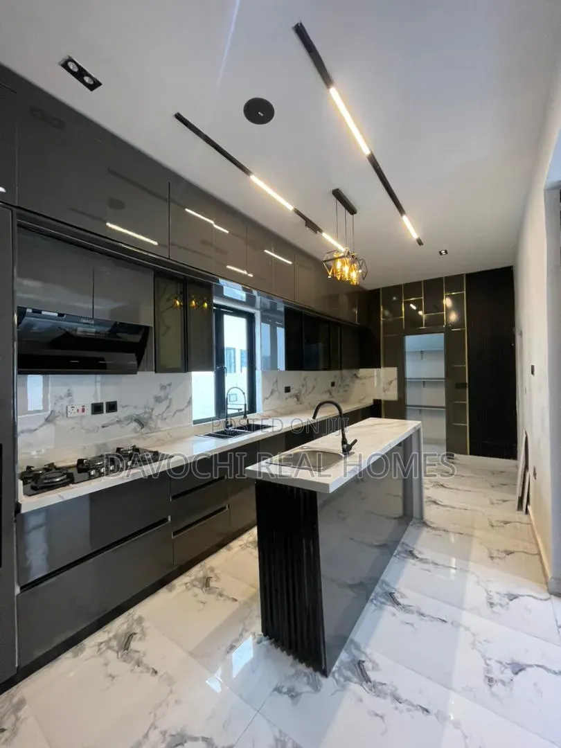 5bdrm Duplex in Ikota for sale in Ikota