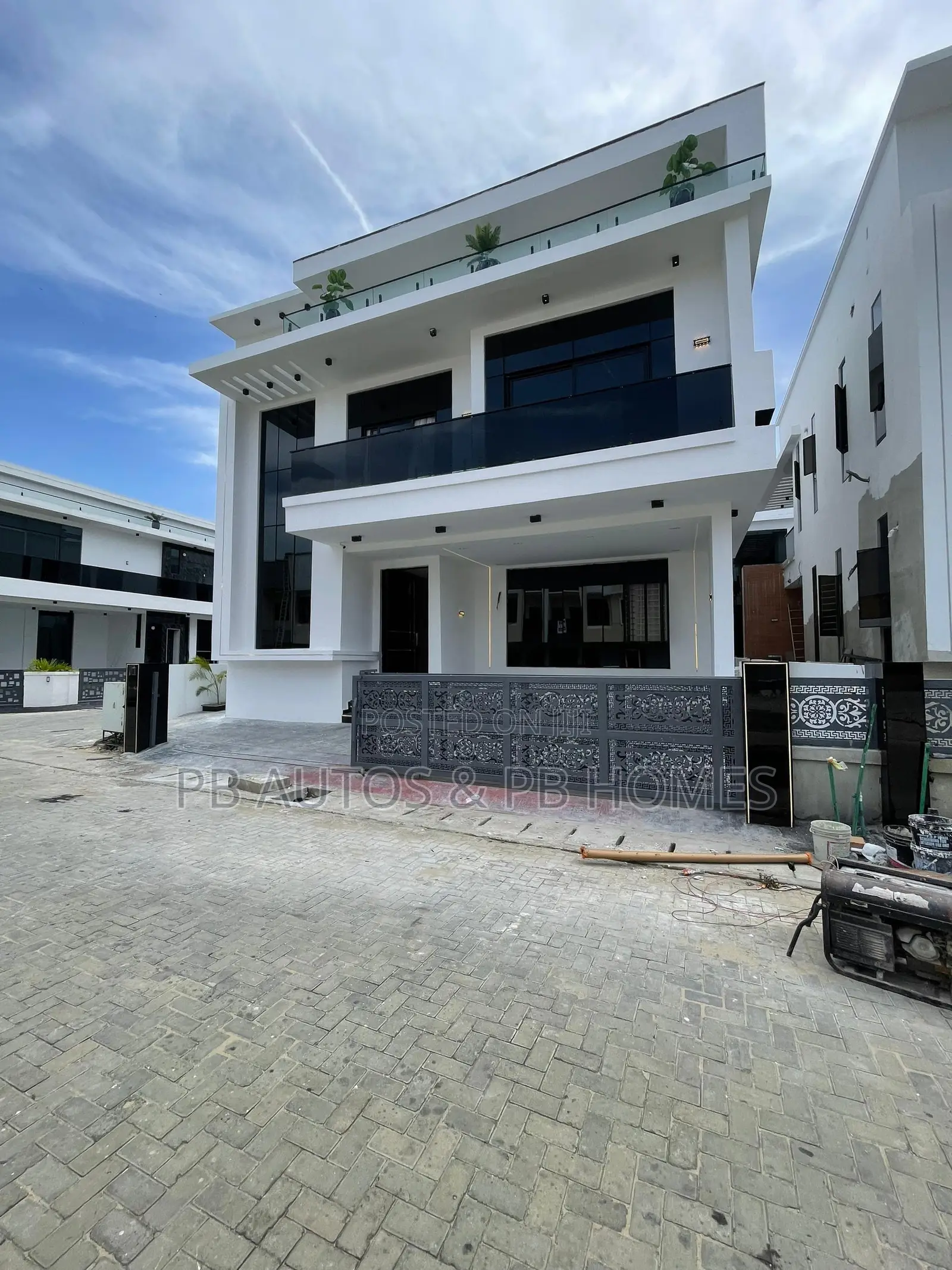 5bdrm Duplex in Chevron for sale in Chevron
