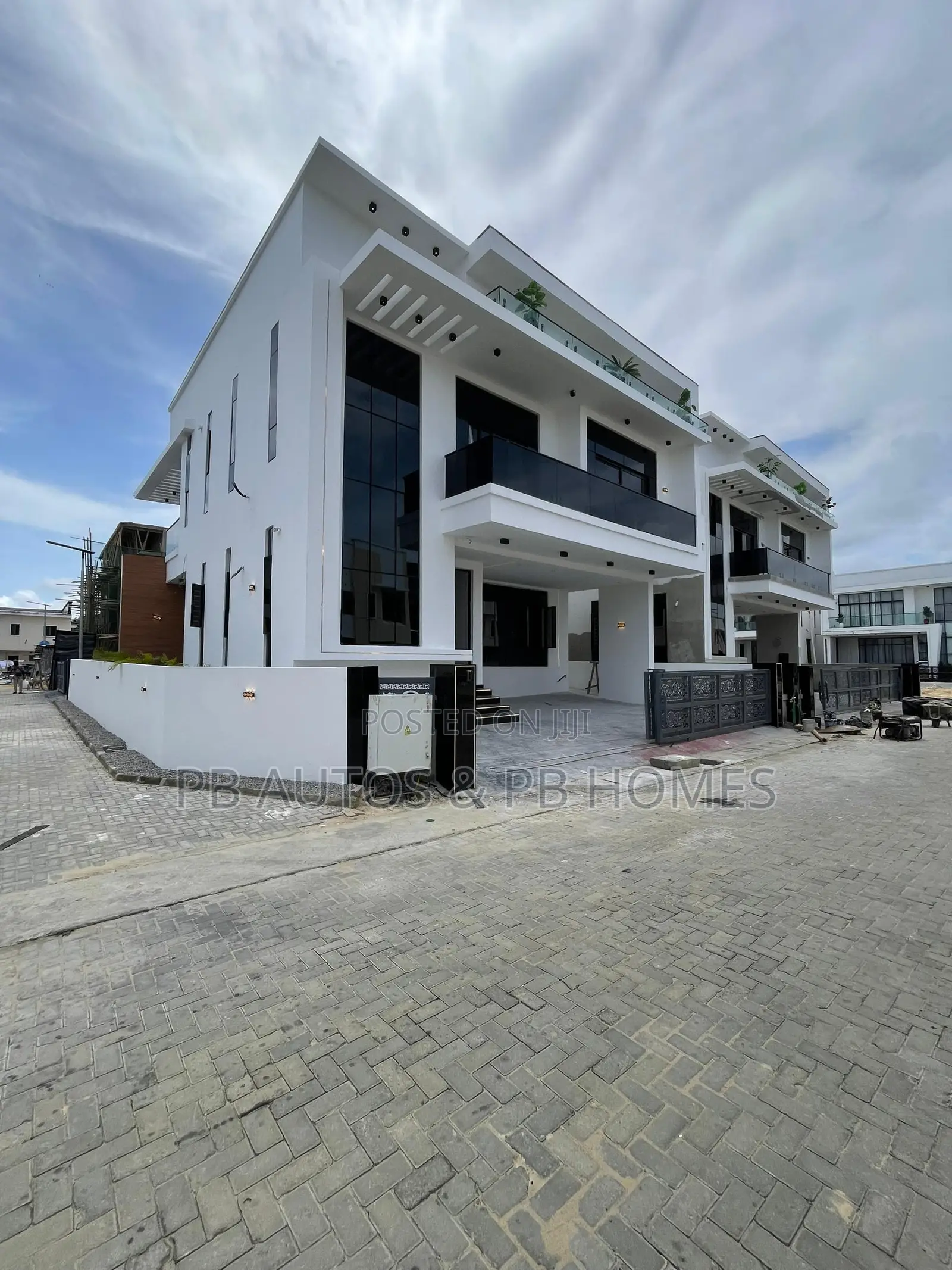 5bdrm Duplex in Chevron for sale in Chevron