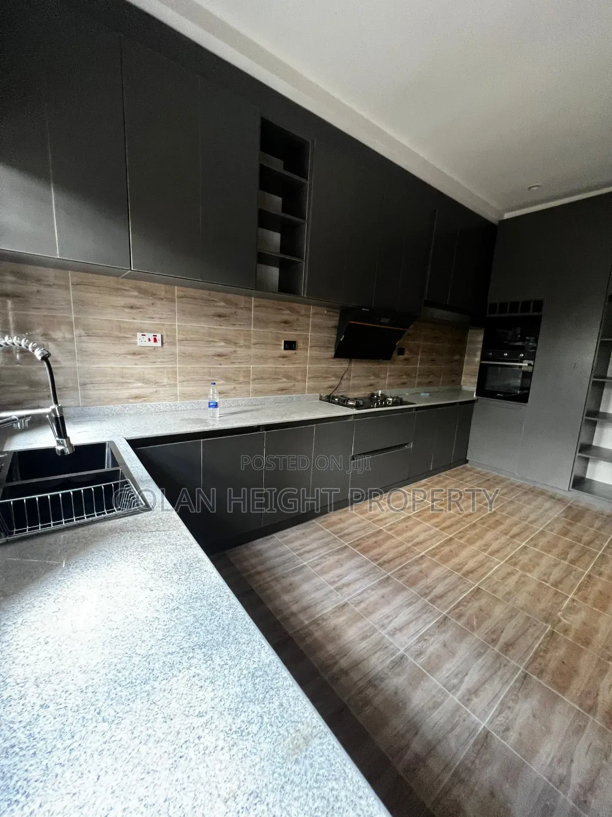 5bdrm Townhouse/Terrace in Lifecamp for sale in Life Camp