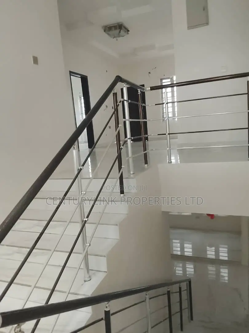 5bdrm Duplex in Chevron Drive, Lekki for sale in Chevron