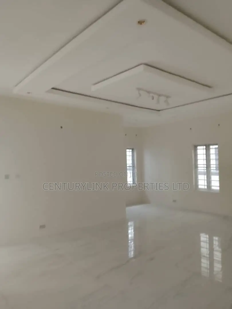 5bdrm Duplex in Chevron Drive, Lekki for sale in Chevron