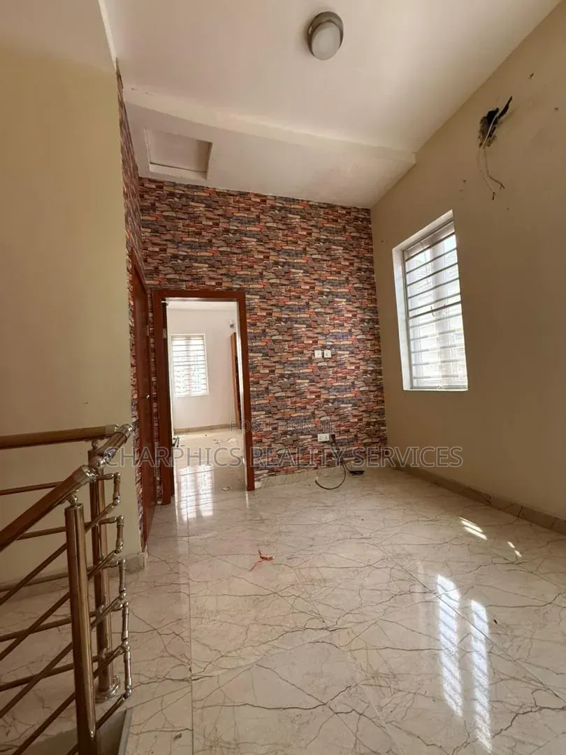 4bdrm Duplex in Chevron for rent in Chevron