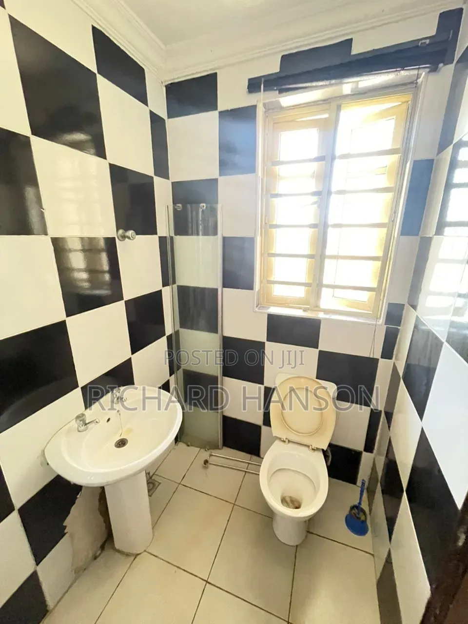 1bdrm Shared Apartment in Not Mini Flat, Chevron for rent in Chevron
