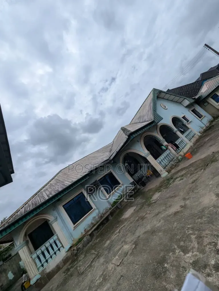 6bdrm Bungalow in Osongama Estate, Uyo for sale in Uyo