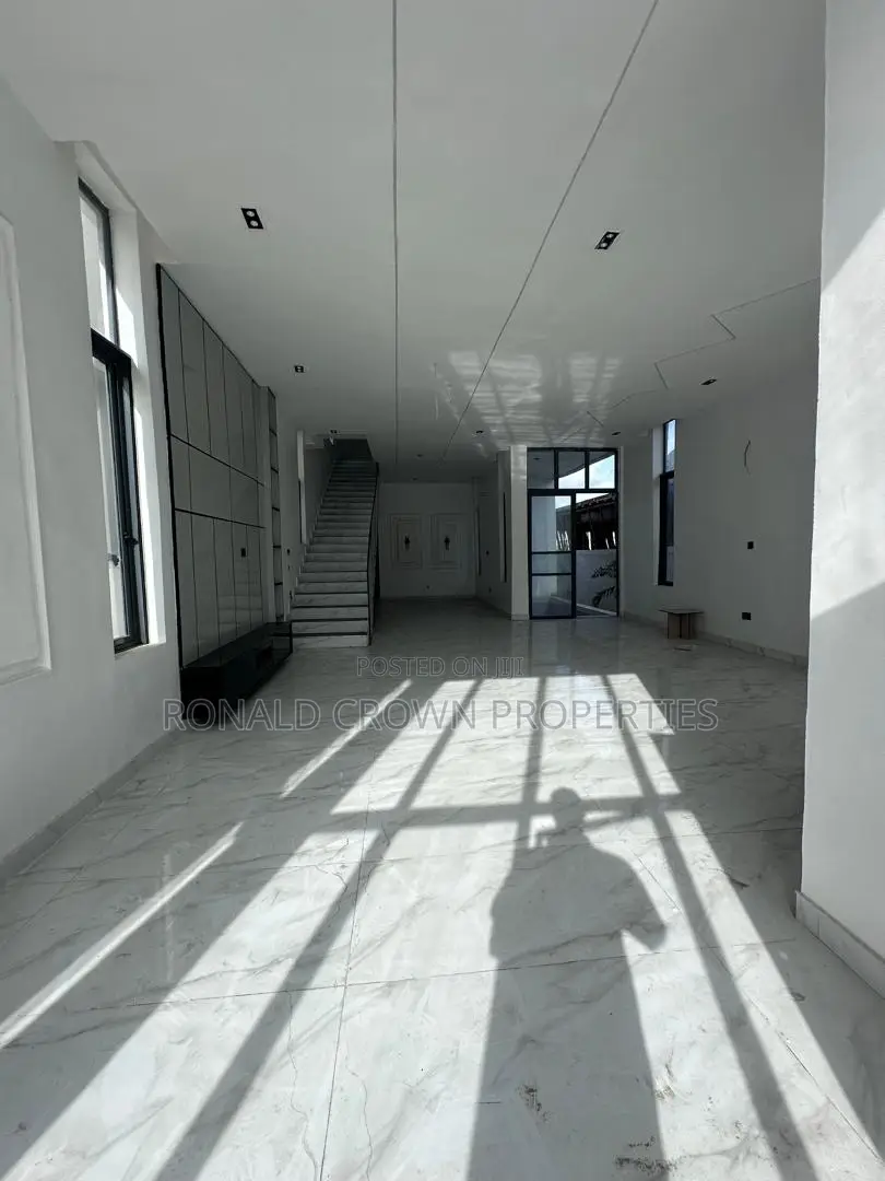 5bdrm Duplex in Chevron for sale in Chevron