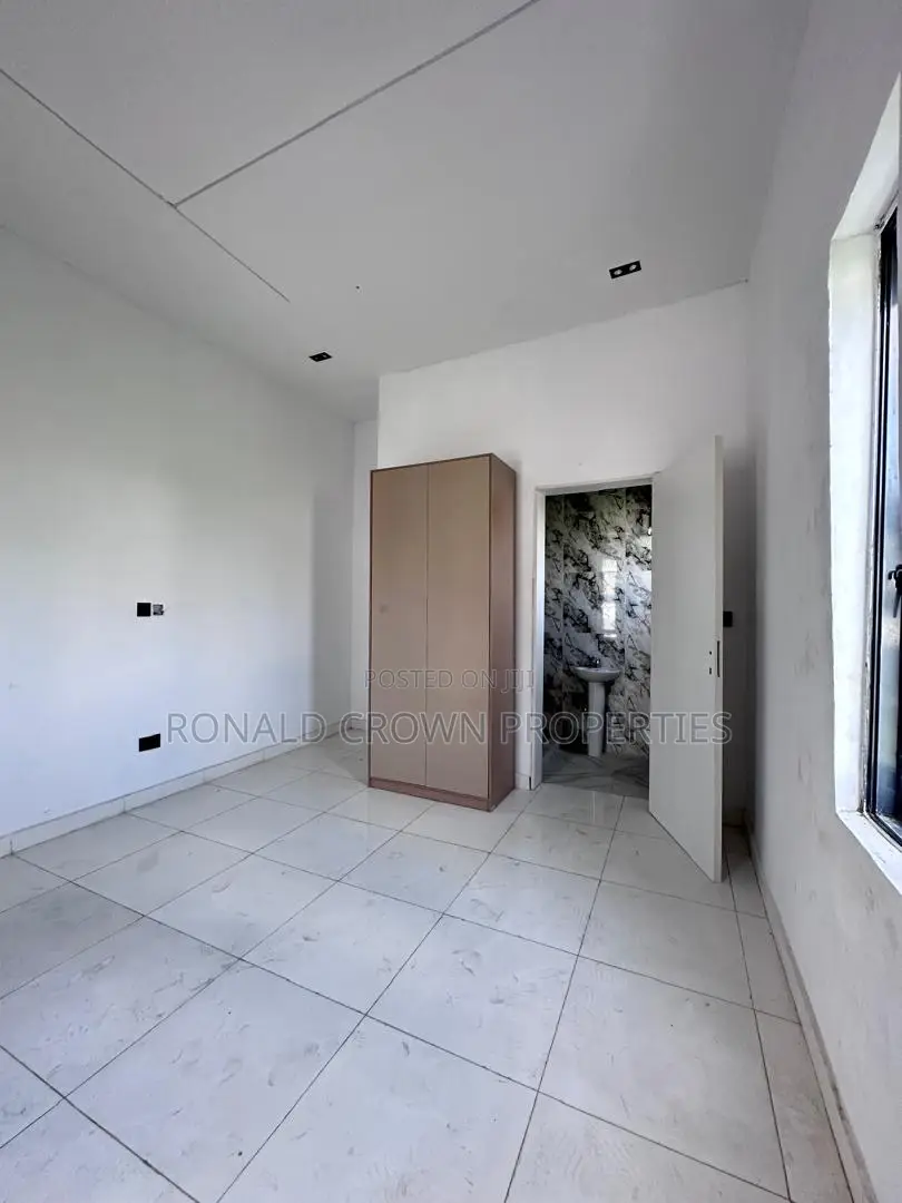5bdrm Duplex in Chevron for sale in Chevron