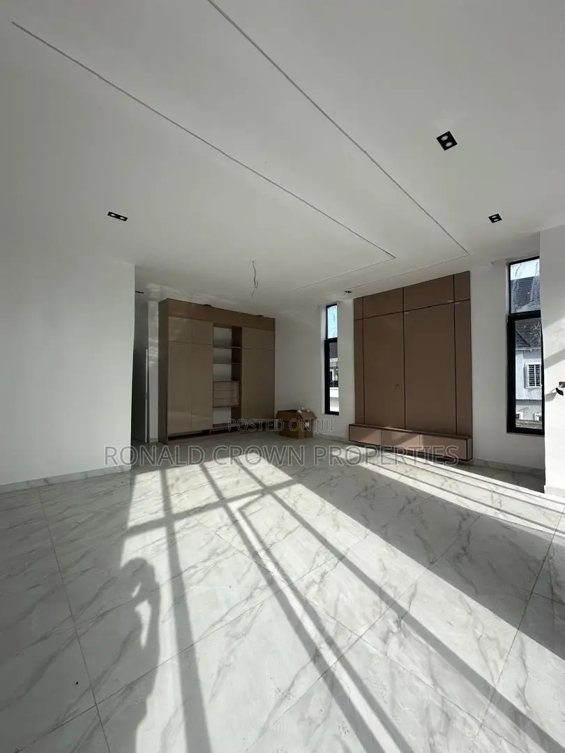 5bdrm Duplex in Chevron for sale in Chevron