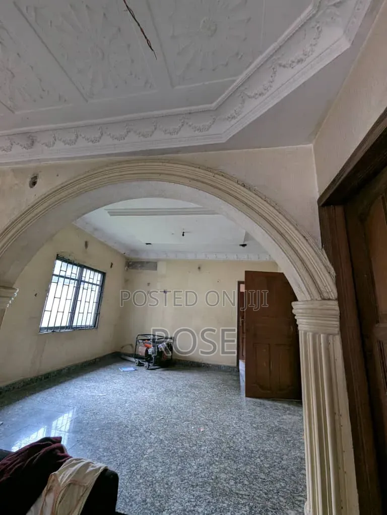 6bdrm Bungalow in Osongama Estate, Uyo for sale in Uyo