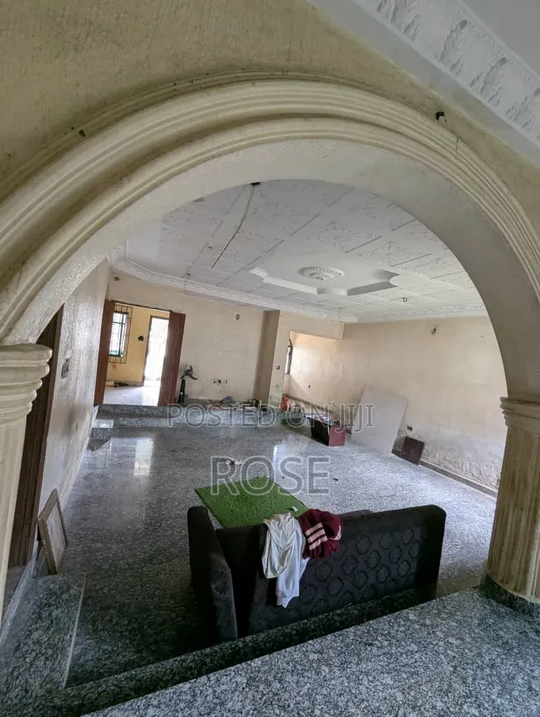 6bdrm Bungalow in Osongama Estate, Uyo for sale in Uyo